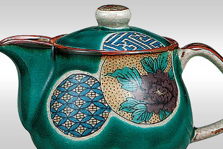 Kutaniyaki Kutsurogi Tea Set - Green Background Marumon Pattern