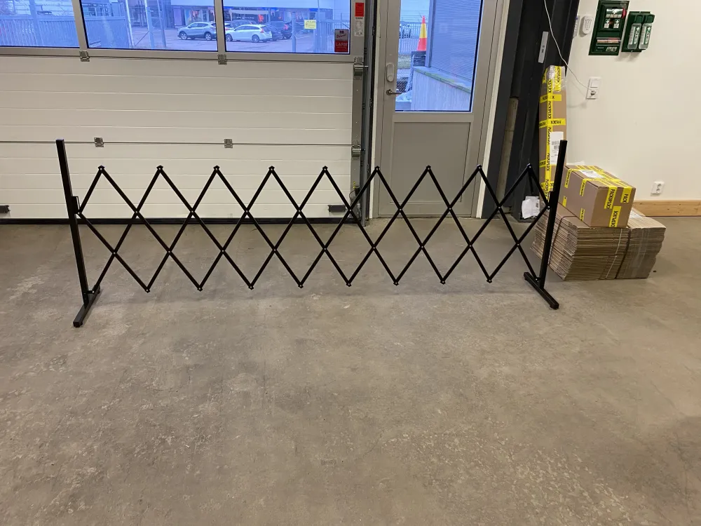 Flexibarrier Haitarieste - Basic jalustalla - (2.7m, musta)
