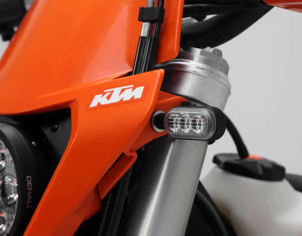 T3 Switchback M8 LED-suuntavilkut - Edessä DENALI Electronics